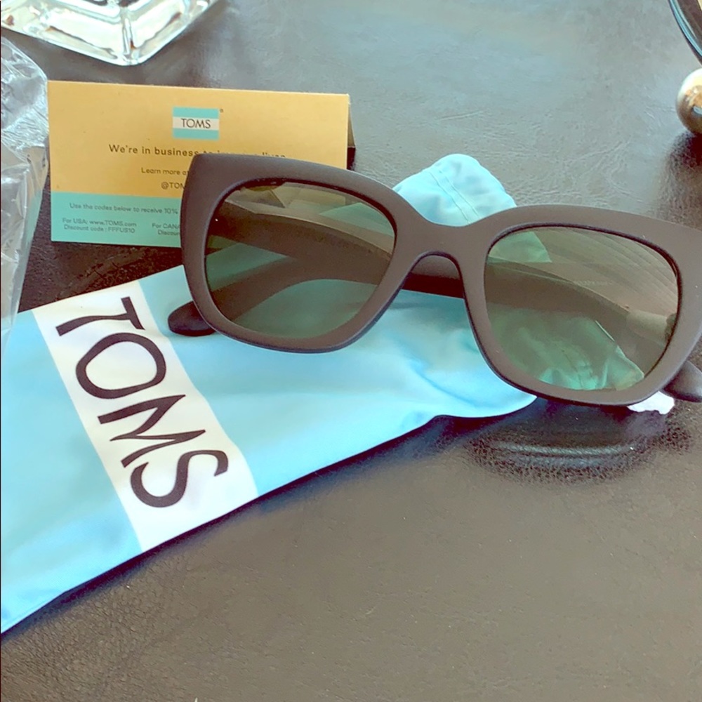 NWT-TOMS black Sydney sunglasses